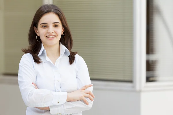 Mulher de negócios bonita que parece confiante — Fotografia de Stock