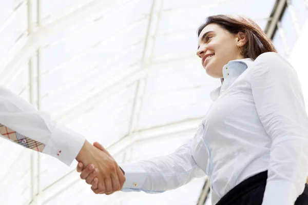 Smiling businesswoman giving a handshake — Stock Photo, Image