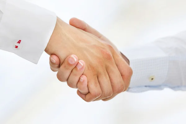 ビジネスマンやビジネスマンが握手をする — ストック写真