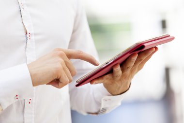 Dijital tablet tutan adam