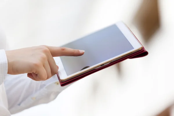 Mani di donna che tengono un computer tablet — Foto Stock