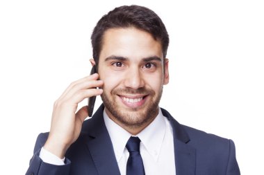 Cep telefonuyla konuşurken gülümseyen iş adamı