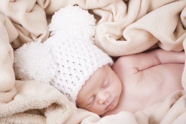 Yeni doğan bebek battaniye üzerinde uyku