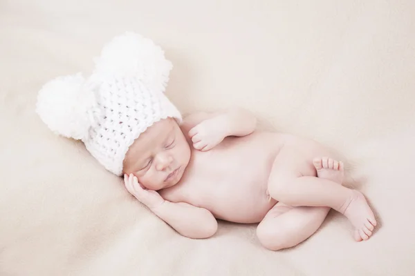 Bebê recém-nascido dormindo em um cobertor — Fotografia de Stock