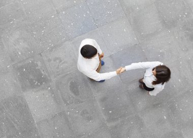 İş adamları el sıkışıyor