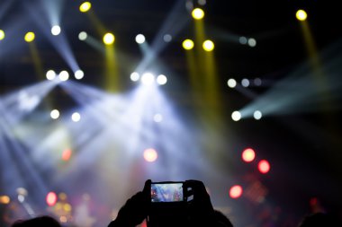 Müzik festivalinde fotoğraf çekmek insanlar