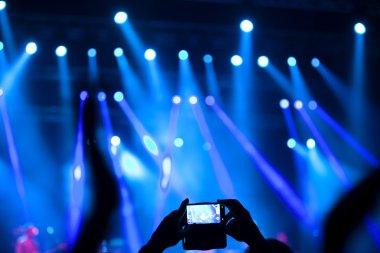 Rock konseri fotoğraf çekmek insanlar
