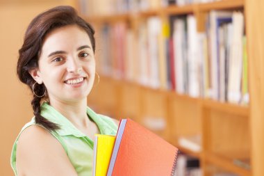 kız öğrenci dizüstü bilgisayarlarla ayakta