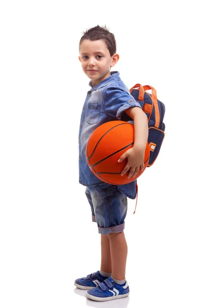 Escuela chico posando con un baloncesto — Foto de Stock