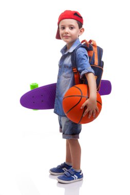 holding bir kaykay ve bir basketbol Okulu çocuk