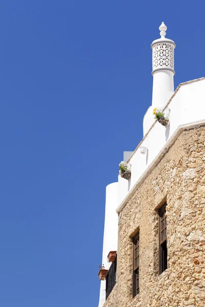 Típica chimenea del Algarve contra el cielo azul —  Fotos de Stock