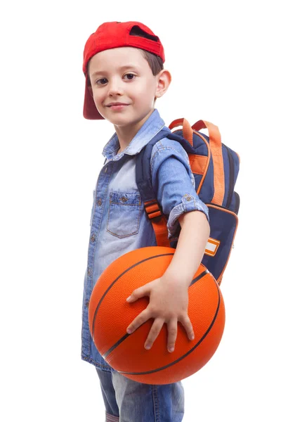 Garoto da escola segurando uma bola de basquete — Fotografia de Stock