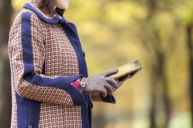 Parkta bir tablet bilgisayar kullanan kadın