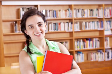 gülümseyen kız öğrenci