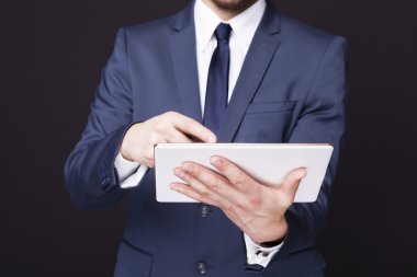 Tablet bilgisayarı olan bir iş adamı