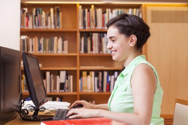 Kız öğrenci bilgisayar kullanarak