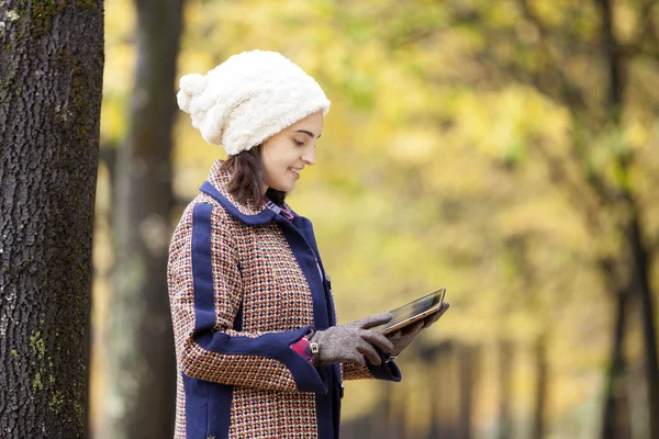 Açık havada bir dijital tablet kullanan kadın — Stok fotoğraf