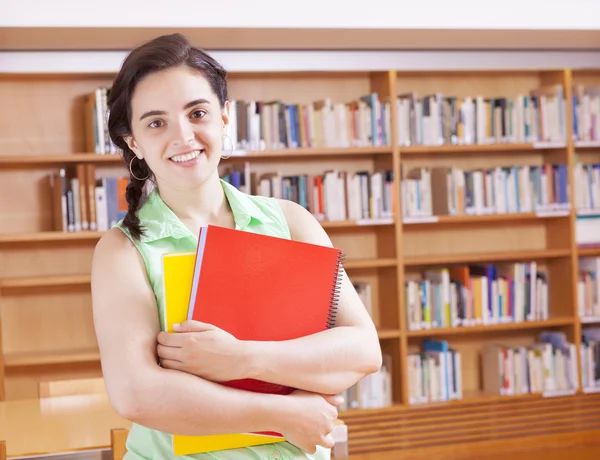 Sonriente estudiante femenina — Foto de Stock