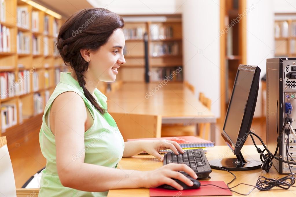 female student using the computer