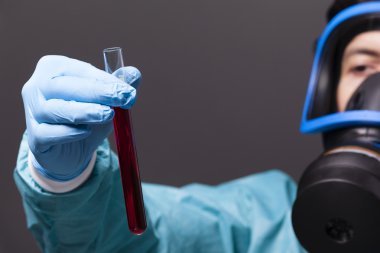 Kan örneğini tutan bilim adamı