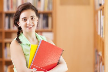 defter ile ayakta öğrenci