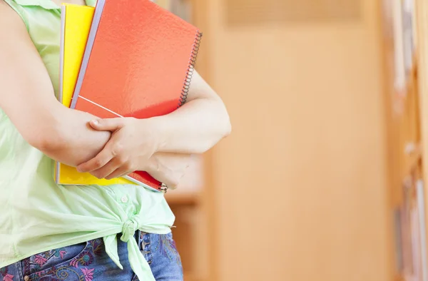 Kvinnlig student anläggning bärbara datorer — Stockfoto