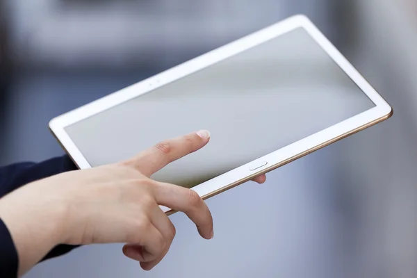 Empresaria sosteniendo tableta digital — Foto de Stock