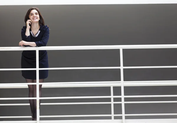 Mujer de negocios de pie hablando por teléfono — Foto de Stock