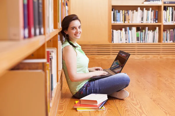 Жінка-студент використовує ноутбук — стокове фото