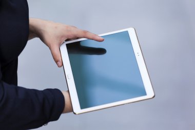 Dijital tablet tutan kadın