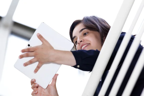 Donna d'affari in piedi con un computer tablet — Foto Stock