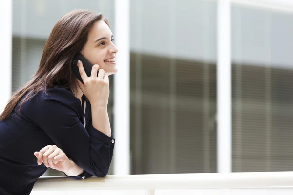 Ładny biznes kobieta rozmawia przez telefon — Zdjęcie stockowe