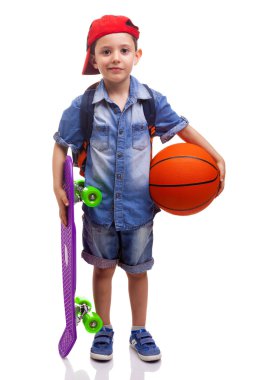 holding bir kaykay ve bir basketbol Okulu çocuk