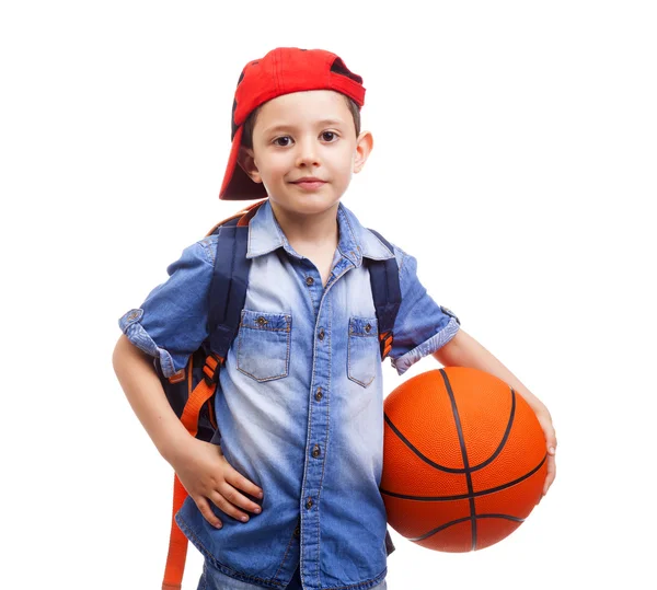 Schooljong geitje houden een basketbal — Stockfoto