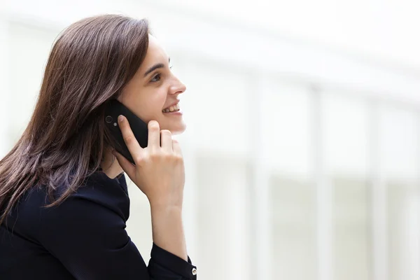 Uśmiechnięta bizneswoman rozmawiająca przez telefon — Zdjęcie stockowe