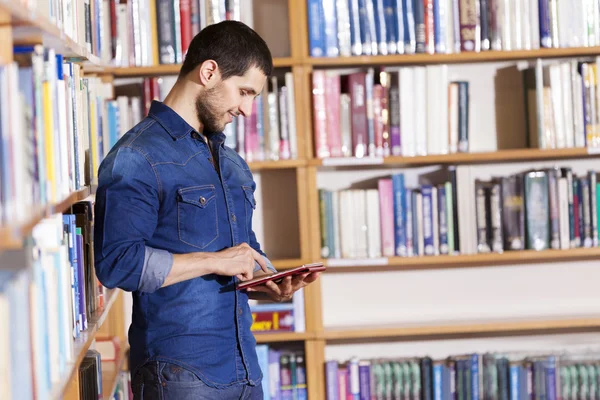 bir tablet bilgisayar kütüphanede holding öğrenci