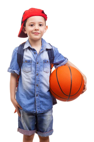 Schooljong geitje houden een basketbal — Stockfoto