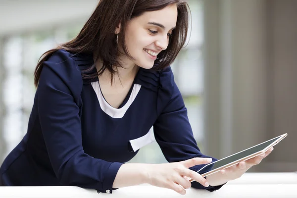 Bir tablet bilgisayar ile sevimli gülümseyen iş kadını — Stok fotoğraf