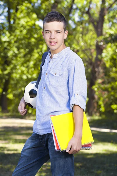 Retrato de un adolescente en el parque escolar — Foto de Stock