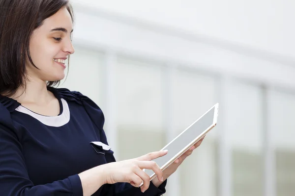 Mujer de negocios sosteniendo una tableta digital — Foto de Stock