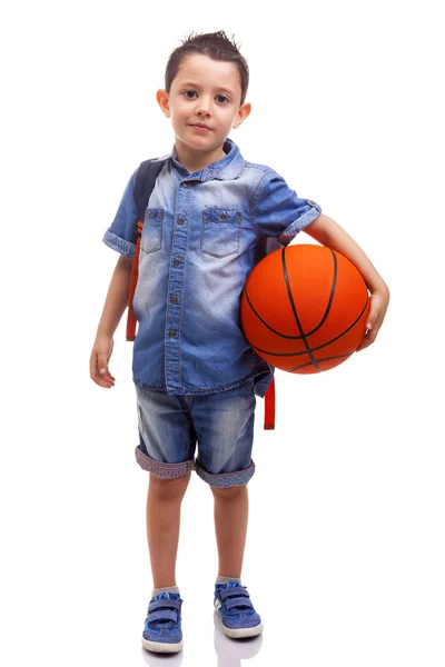 Niño de la escuela posando con una mochila y baloncesto — Foto de Stock
