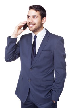 Bir smartphone ile konuşurken yakışıklı iş adamı