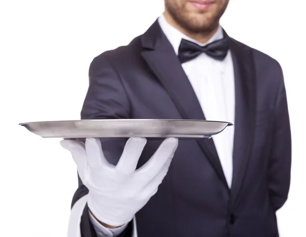 Официант держит пустой серебряный поднос — стоковое фото