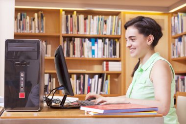 Öğrenci Üniversite Kütüphanesi bilgisayar kullanarak