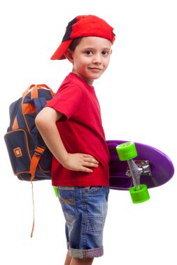 Kaykay ve sırt çantası ile temel ayakta gülümseyen