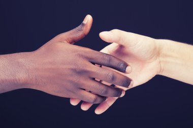 Afrika ve el sıkışan bir beyaz adam
