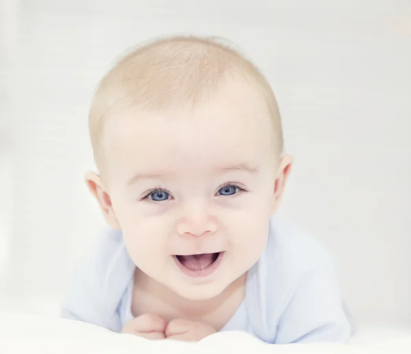 Baby looking to the camera and smiling — Stock Photo, Image