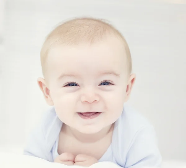 Bebê olhando para a câmera e sorrindo — Fotografia de Stock