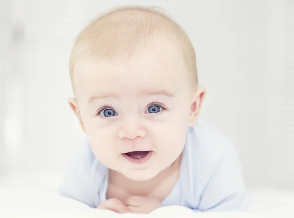 Bebê olhando para a câmera e sorrindo — Fotografia de Stock