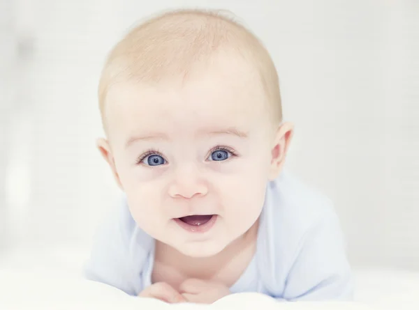 Bambino guardando la fotocamera e sorridendo — Foto Stock